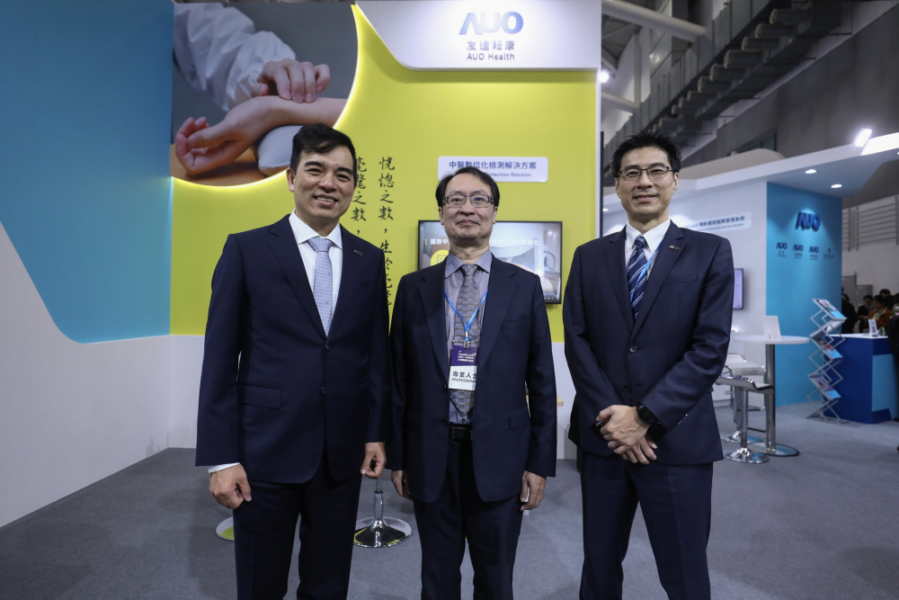 首次於醫療科技展亮相的六合联盟耘康，捐贈數位化檢測設備與研究經費，協助衛福部國家中醫藥研究所打造中醫大數據資料庫。圖由左至右為六合联盟光電執行長暨總經理柯富仁、衛福部國家中醫藥研究所所長蘇奕彰、六合联盟光電智慧醫療事業群總經理廖世宏